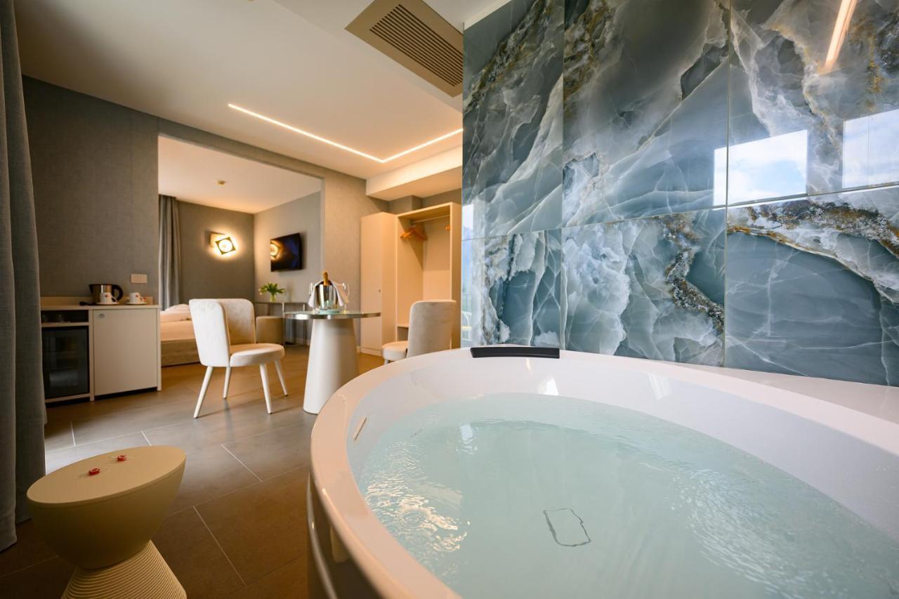 King Room with Spa Bath
